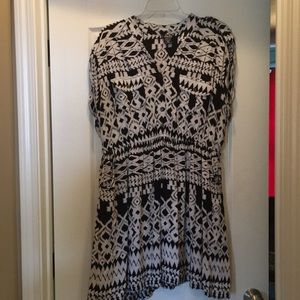 Black and white printed dress w/ pockets!